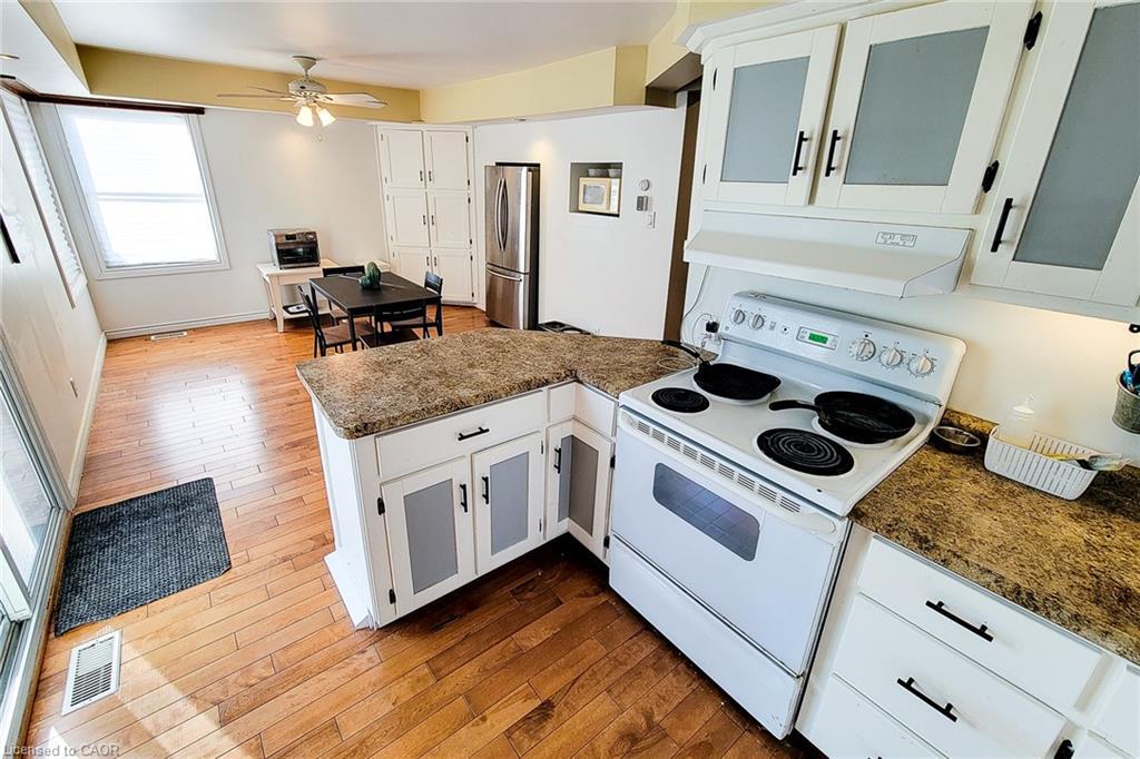54 Eighth Avenue, Brantford, ON - Indoor Photo Showing Kitchen