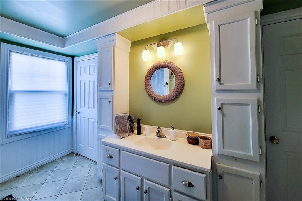 54 Eighth Avenue, Brantford, ON - Indoor Photo Showing Bathroom