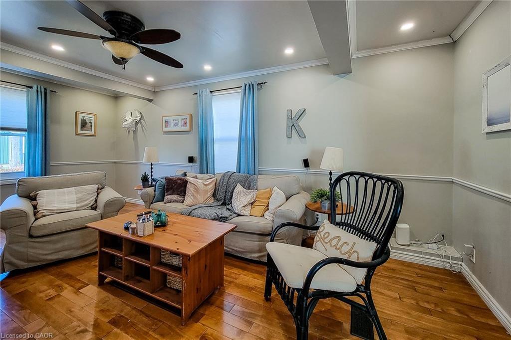 54 Eighth Avenue, Brantford, ON - Indoor Photo Showing Living Room