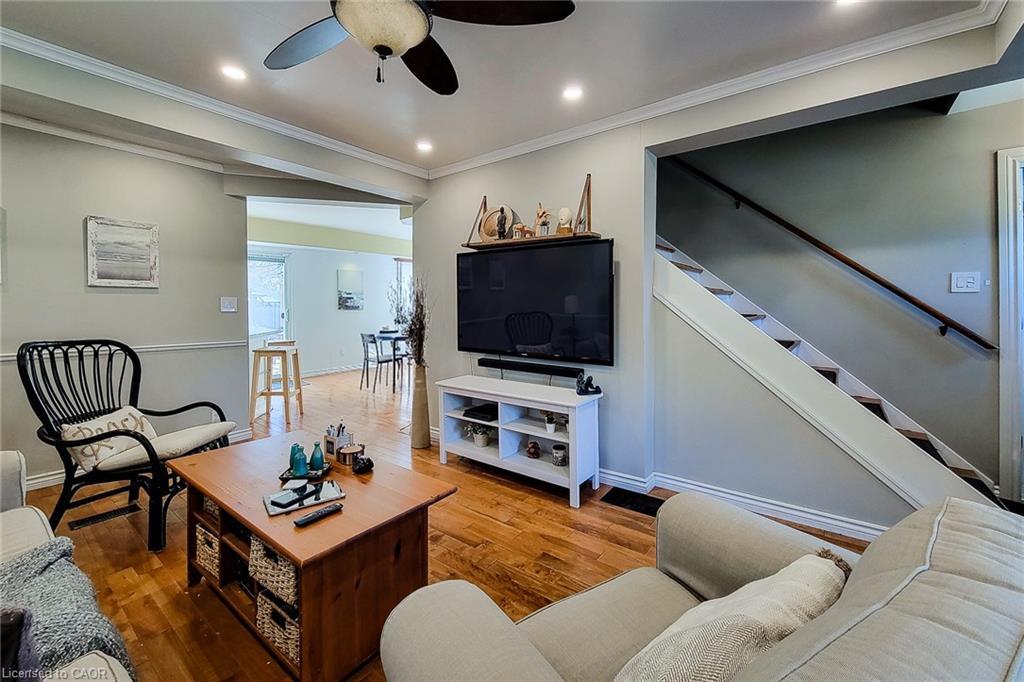 54 Eighth Avenue, Brantford, ON - Indoor Photo Showing Living Room