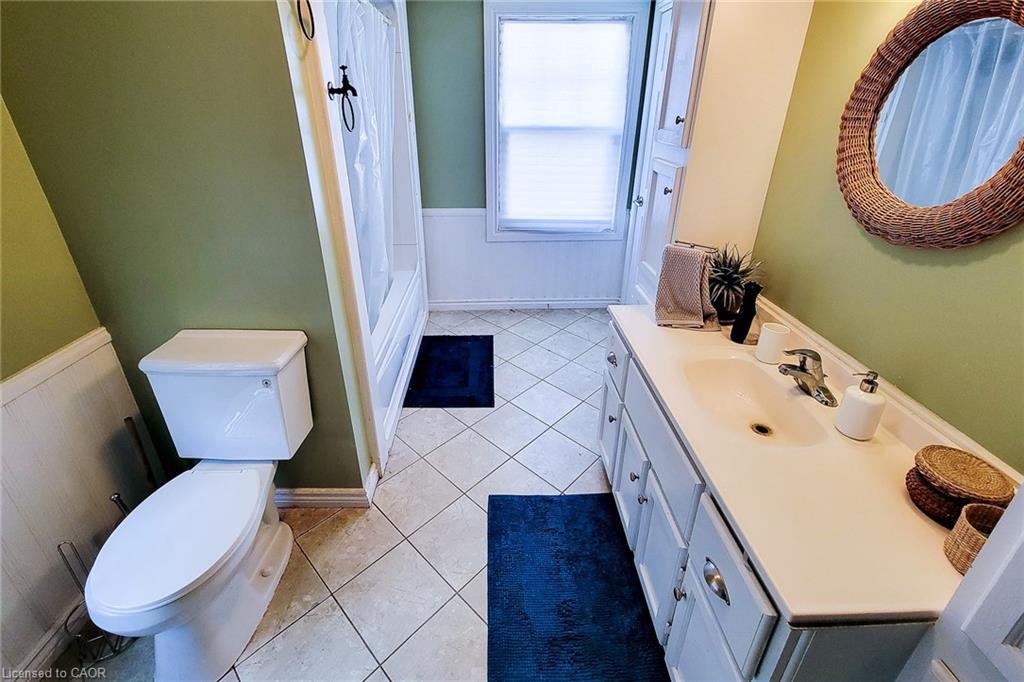 54 Eighth Avenue, Brantford, ON - Indoor Photo Showing Bathroom