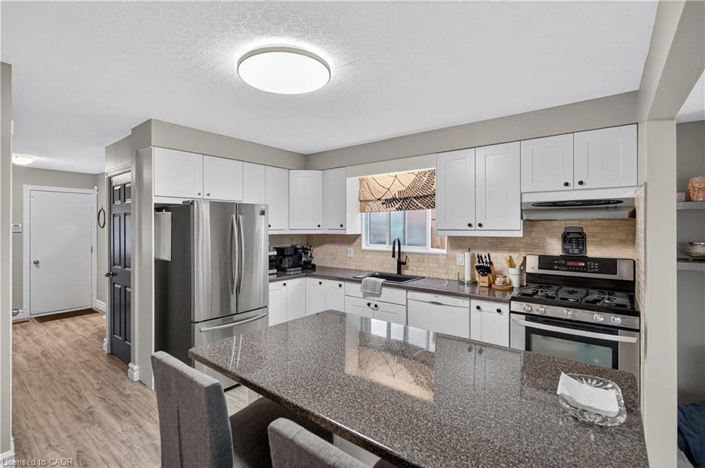 84 Branthaven Drive, Stoney Creek, ON - Indoor Photo Showing Kitchen