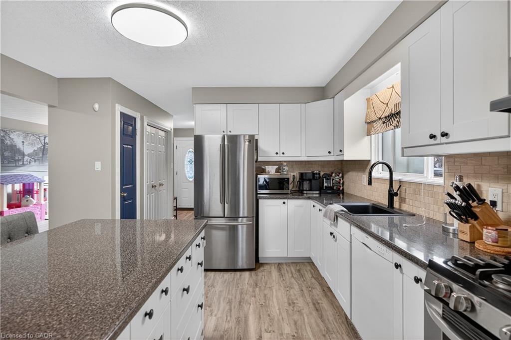 84 Branthaven Drive, Stoney Creek, ON - Indoor Photo Showing Kitchen