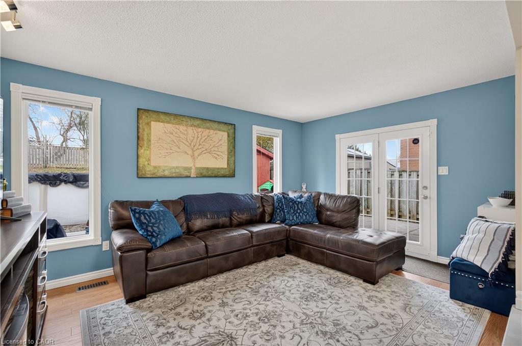 84 Branthaven Drive, Stoney Creek, ON - Indoor Photo Showing Living Room