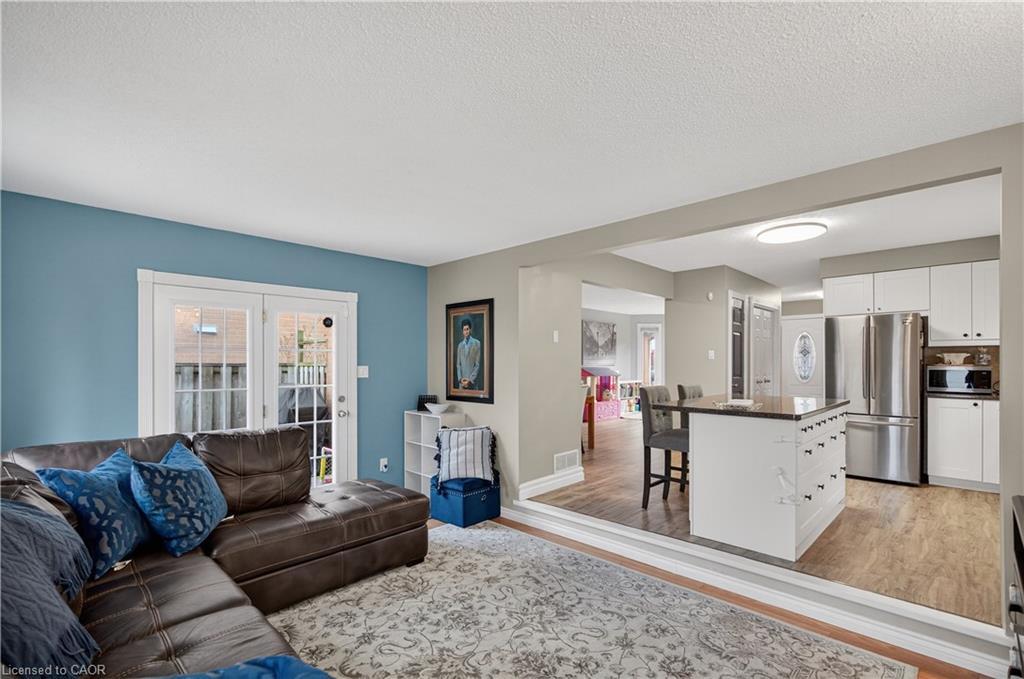 84 Branthaven Drive, Stoney Creek, ON - Indoor Photo Showing Living Room