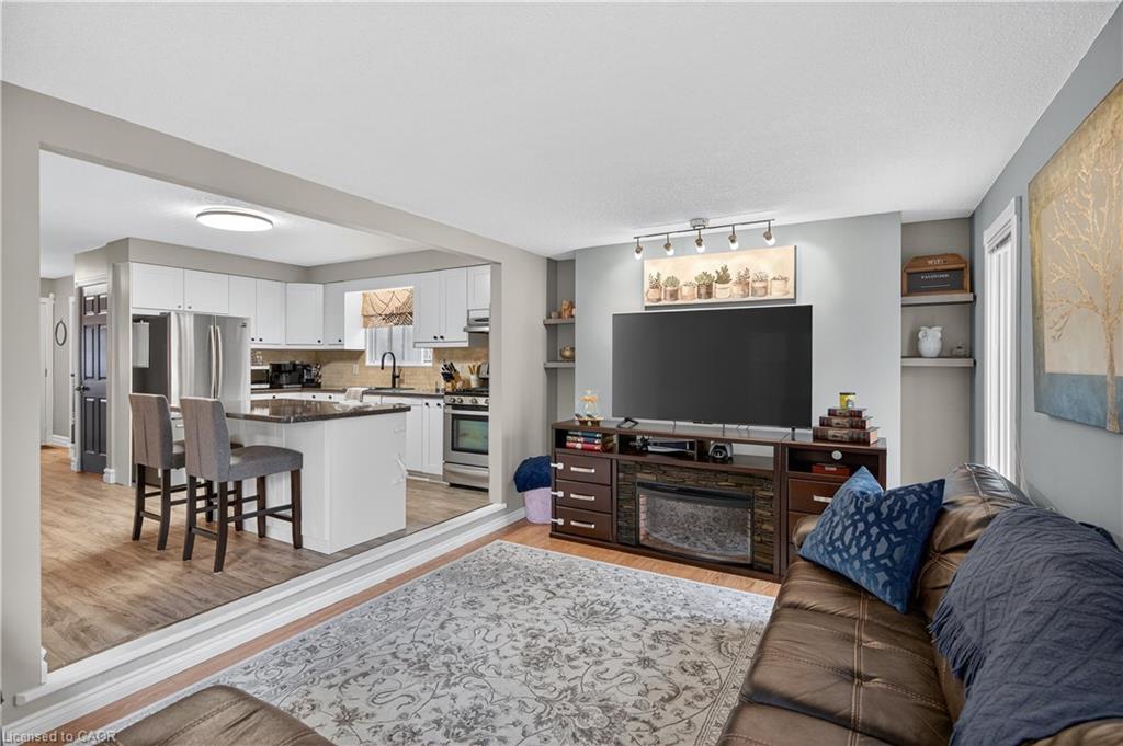 84 Branthaven Drive, Stoney Creek, ON - Indoor Photo Showing Living Room