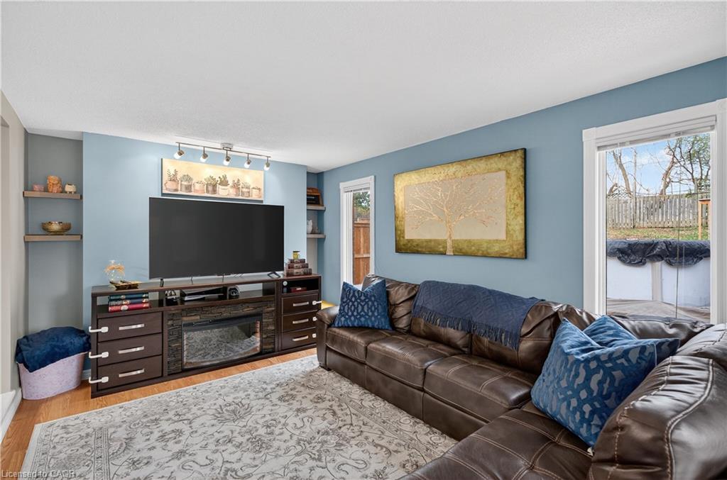 84 Branthaven Drive, Stoney Creek, ON - Indoor Photo Showing Living Room