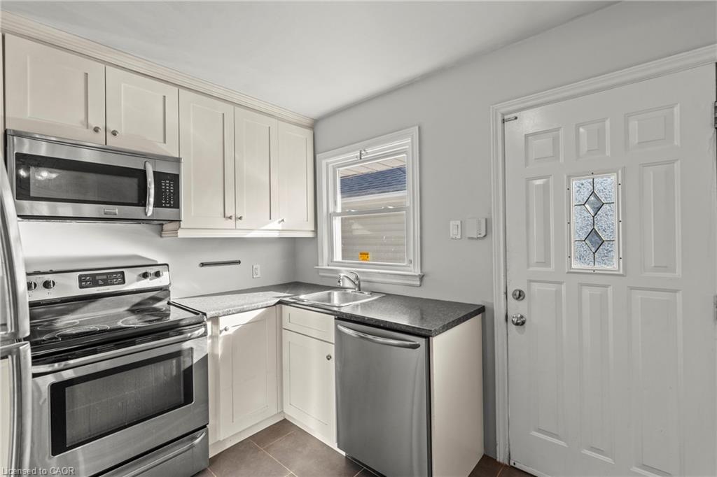 14 Westmount Avenue, Thorold, ON - Indoor Photo Showing Kitchen With Double Sink