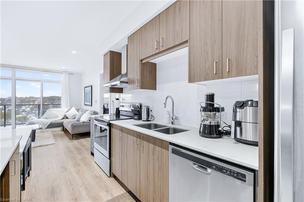 1310-15 Glebe Street, Cambridge, ON - Indoor Photo Showing Kitchen With Stainless Steel Kitchen With Double Sink With Upgraded Kitchen