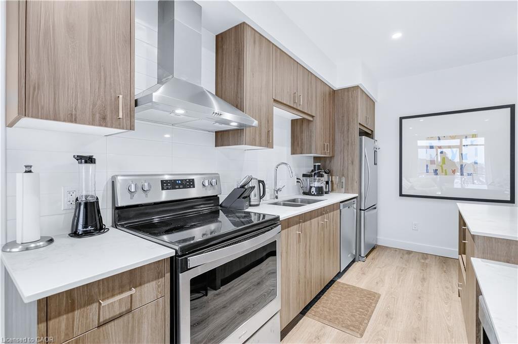 1310-15 Glebe Street, Cambridge, ON - Indoor Photo Showing Kitchen With Stainless Steel Kitchen With Double Sink