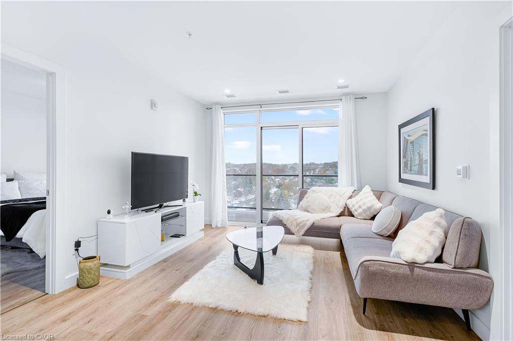 1310-15 Glebe Street, Cambridge, ON - Indoor Photo Showing Living Room