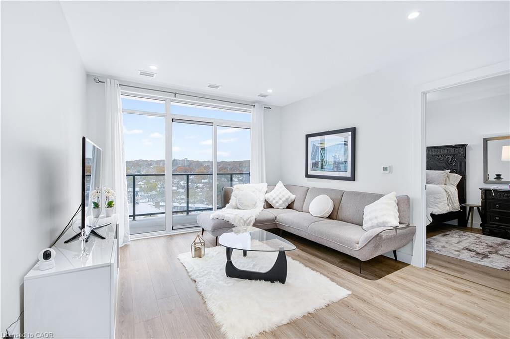 1310-15 Glebe Street, Cambridge, ON - Indoor Photo Showing Living Room