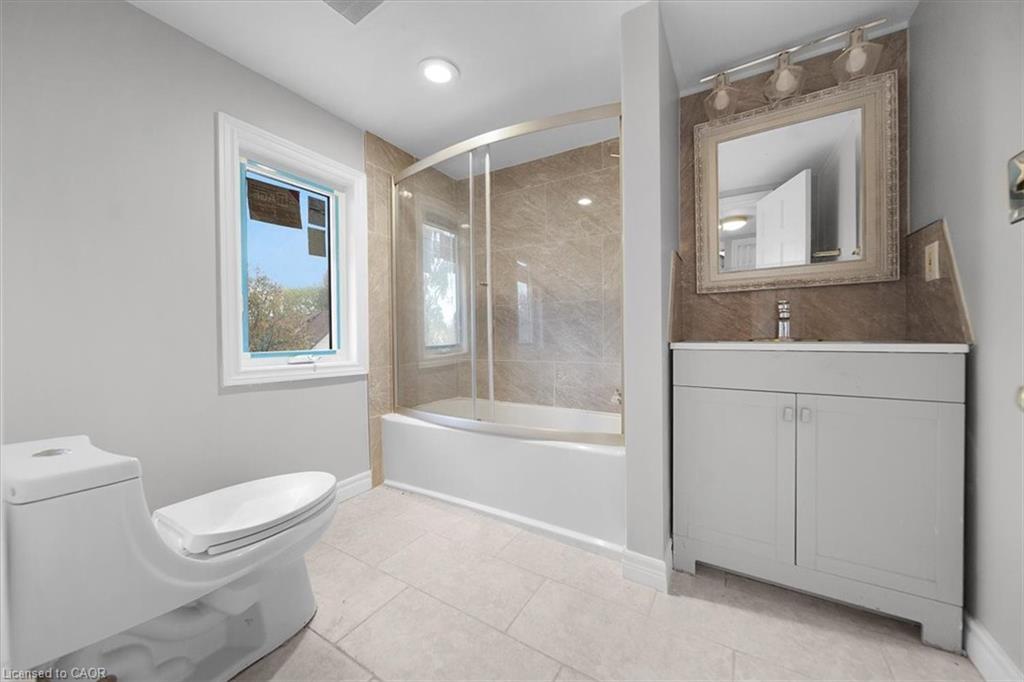 687 Upper James Street, Hamilton, ON - Indoor Photo Showing Bathroom