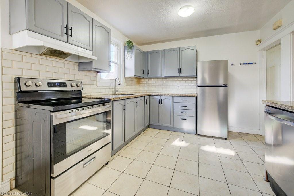 125 Melrose Avenue N, Hamilton, ON - Indoor Photo Showing Kitchen