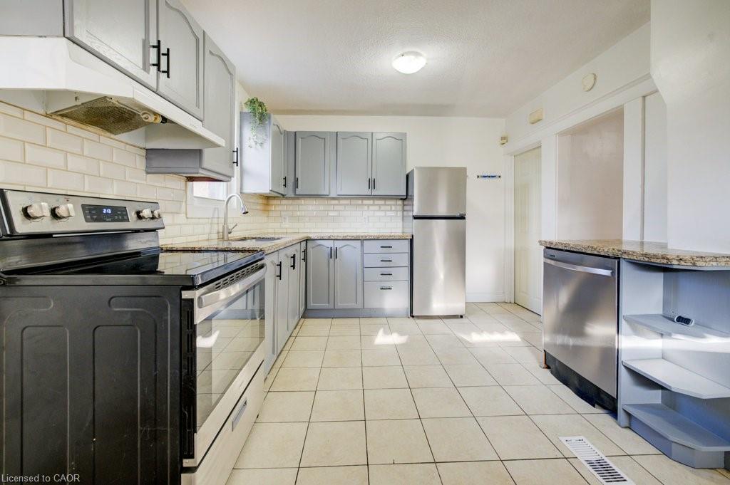 125 Melrose Avenue N, Hamilton, ON - Indoor Photo Showing Kitchen