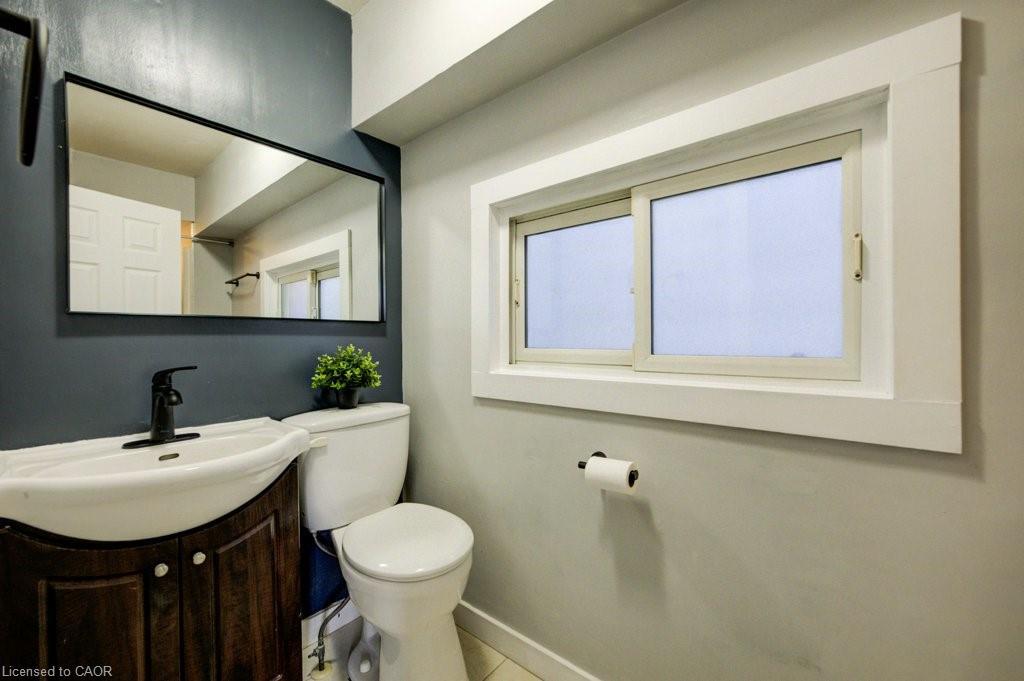 125 Melrose Avenue N, Hamilton, ON - Indoor Photo Showing Bathroom