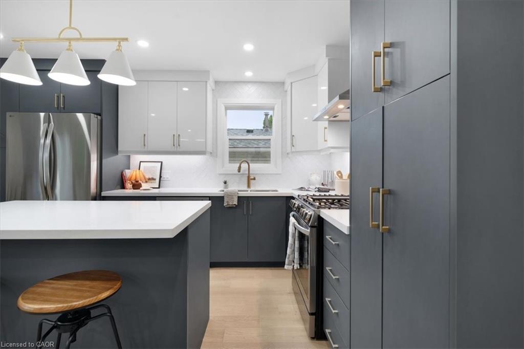 15 Mellenby Street, Hamilton, ON - Indoor Photo Showing Kitchen With Upgraded Kitchen