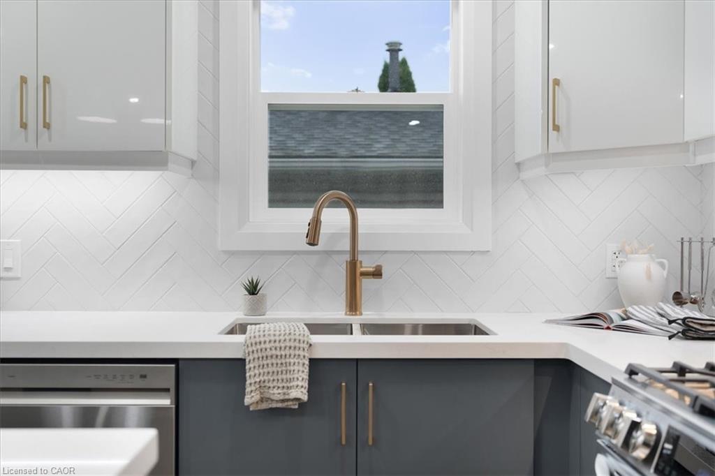 15 Mellenby Street, Hamilton, ON - Indoor Photo Showing Kitchen With Double Sink With Upgraded Kitchen