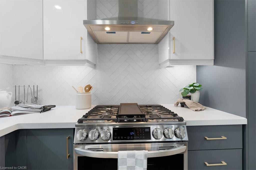 15 Mellenby Street, Hamilton, ON - Indoor Photo Showing Kitchen With Upgraded Kitchen