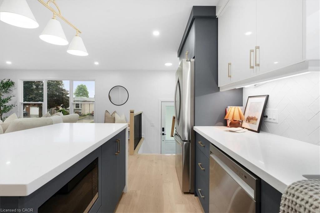 15 Mellenby Street, Hamilton, ON - Indoor Photo Showing Kitchen