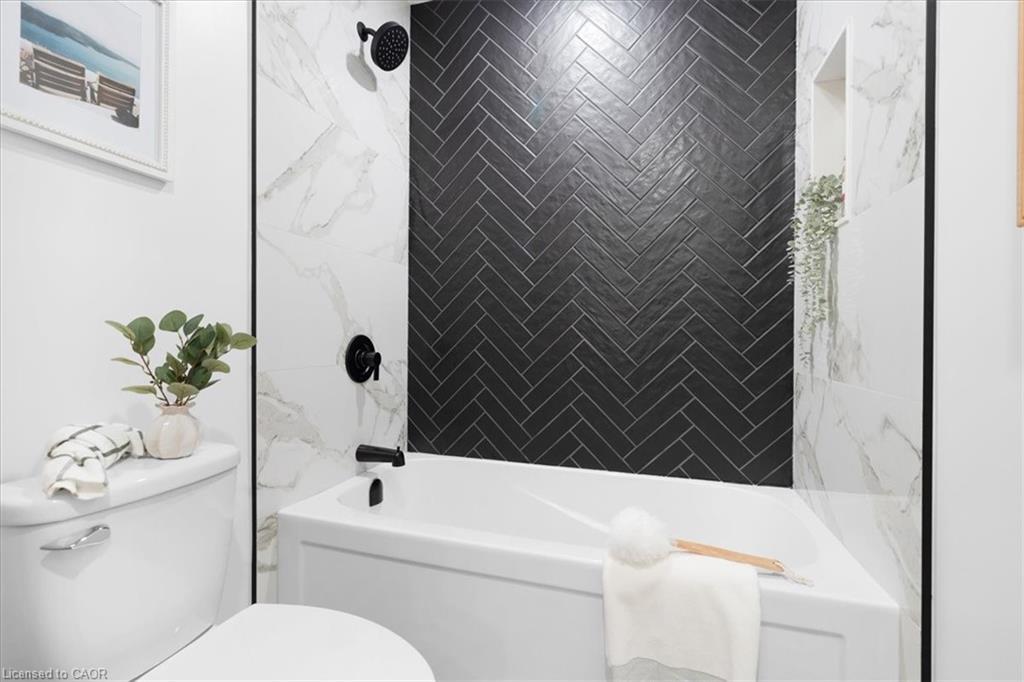 15 Mellenby Street, Hamilton, ON - Indoor Photo Showing Bathroom