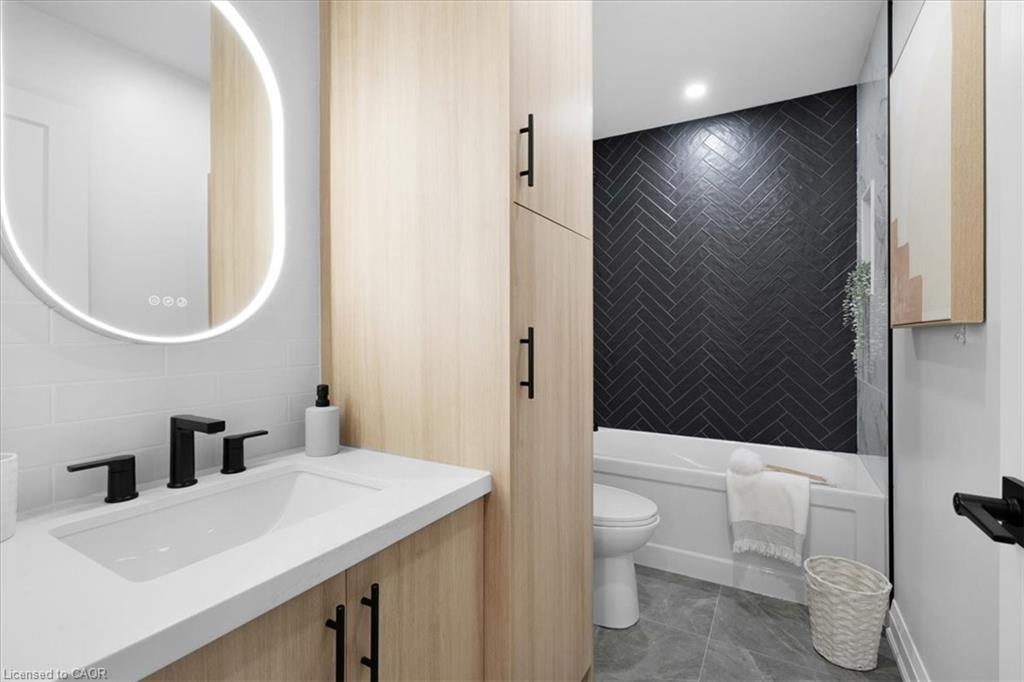 15 Mellenby Street, Hamilton, ON - Indoor Photo Showing Bathroom