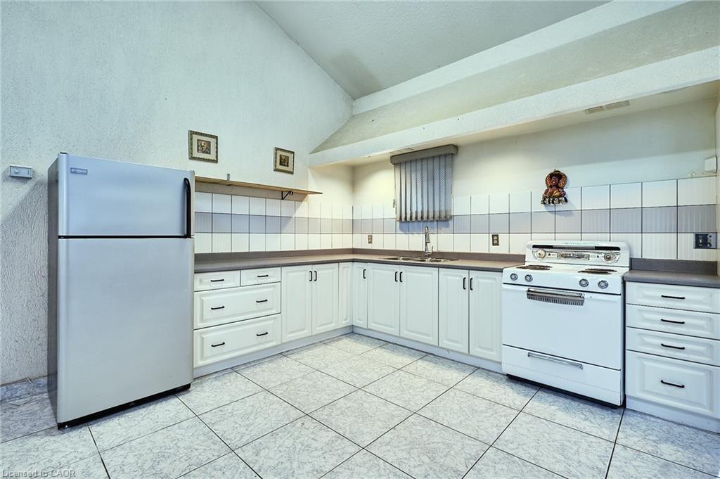13 Balsam Avenue, Woodland Beach, ON - Indoor Photo Showing Kitchen