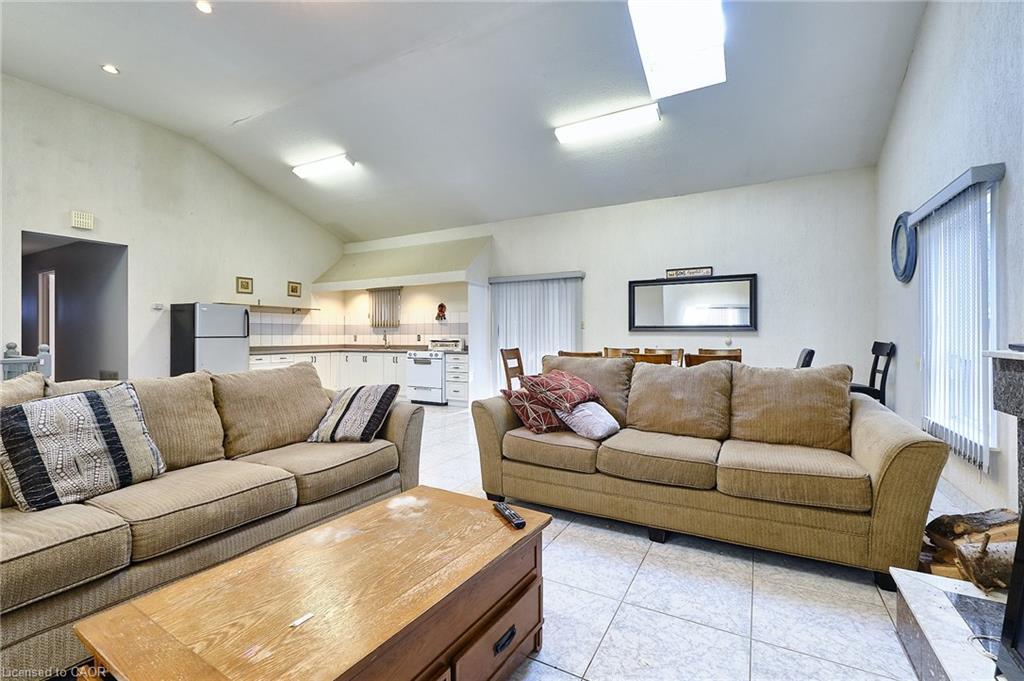 13 Balsam Avenue, Woodland Beach, ON - Indoor Photo Showing Living Room
