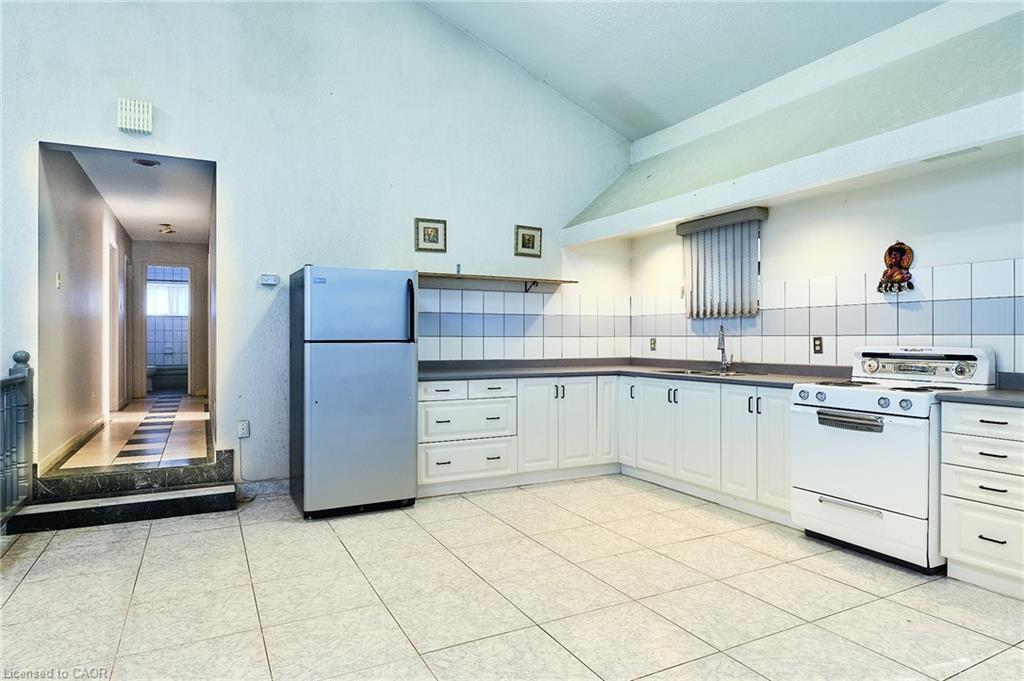 13 Balsam Avenue, Woodland Beach, ON - Indoor Photo Showing Kitchen