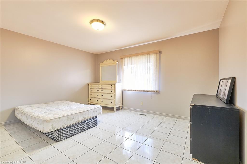13 Balsam Avenue, Woodland Beach, ON - Indoor Photo Showing Bedroom