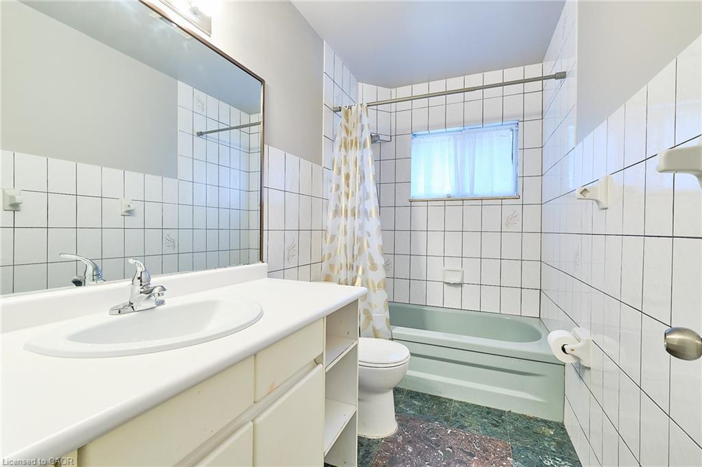 13 Balsam Avenue, Woodland Beach, ON - Indoor Photo Showing Bathroom