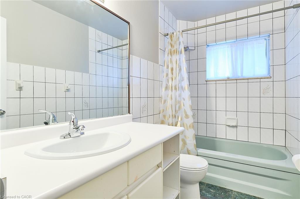 13 Balsam Avenue, Woodland Beach, ON - Indoor Photo Showing Bathroom