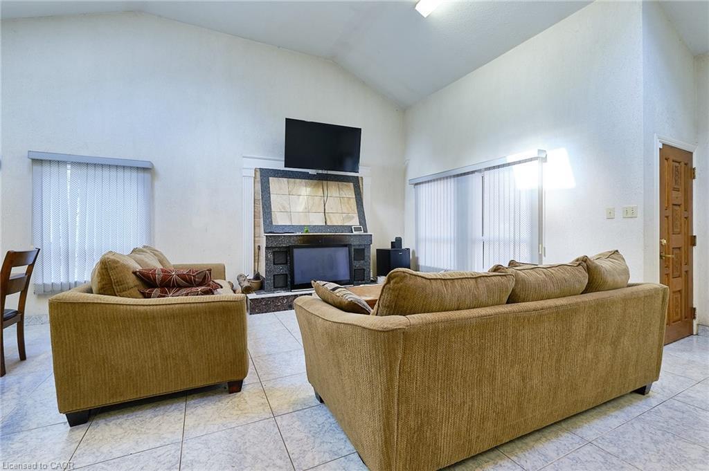 13 Balsam Avenue, Woodland Beach, ON - Indoor Photo Showing Living Room