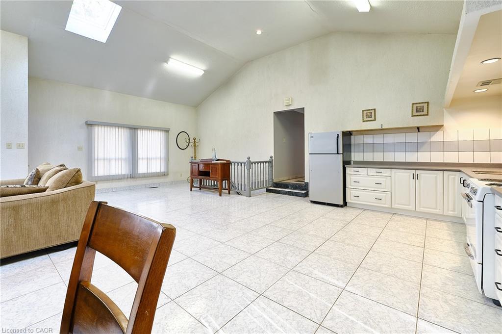 13 Balsam Avenue, Woodland Beach, ON - Indoor Photo Showing Other Room