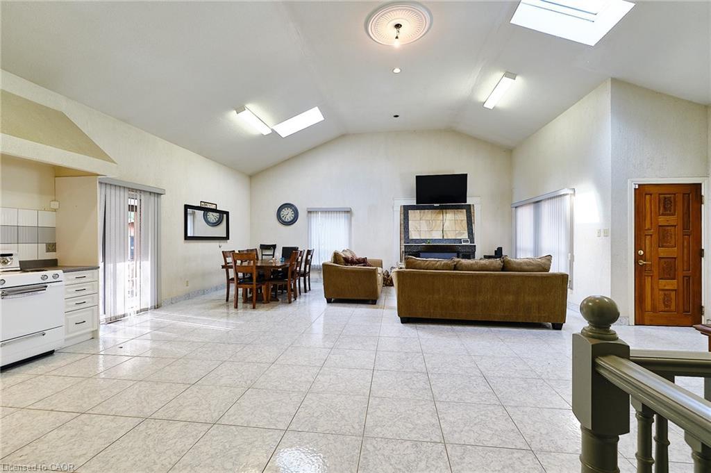 13 Balsam Avenue, Woodland Beach, ON - Indoor