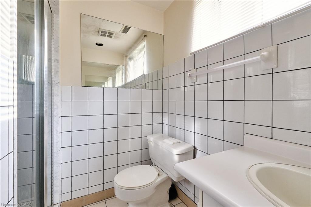 13 Balsam Avenue, Woodland Beach, ON - Indoor Photo Showing Bathroom