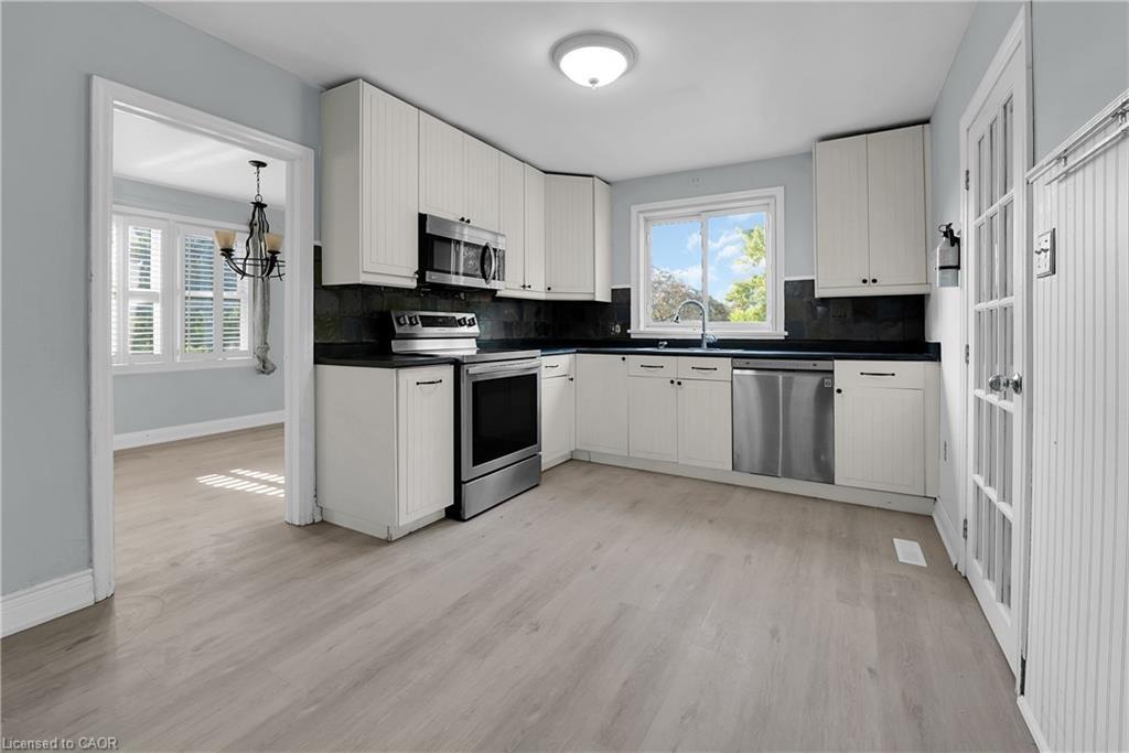 9 Arlington Avenue, St. Catharines, ON - Indoor Photo Showing Kitchen