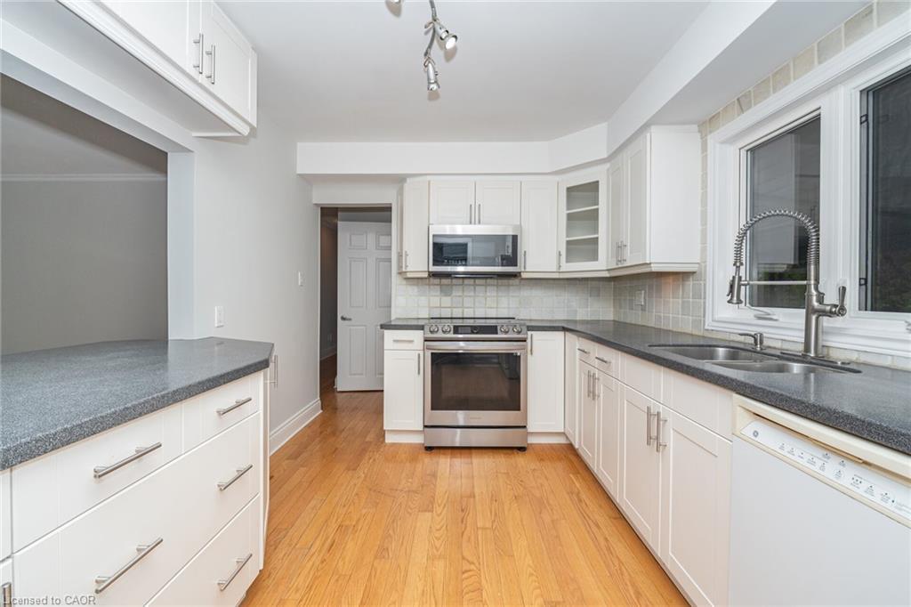 3018 Dalehurst Drive, Mississauga, ON - Indoor Photo Showing Kitchen With Double Sink