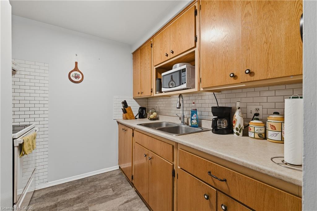 69-539 Willow Road, Guelph, ON - Indoor Photo Showing Kitchen With Double Sink