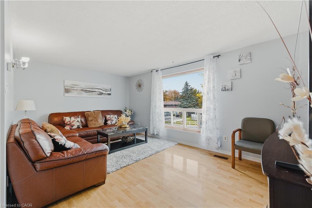 69-539 Willow Road, Guelph, ON - Indoor Photo Showing Living Room