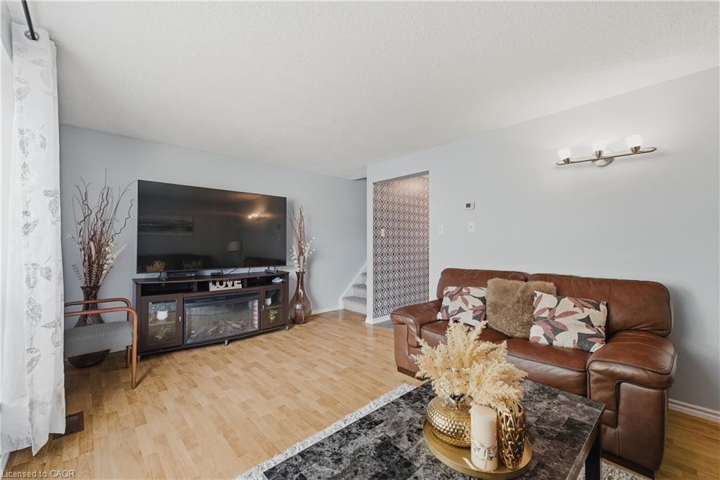 69-539 Willow Road, Guelph, ON - Indoor Photo Showing Living Room
