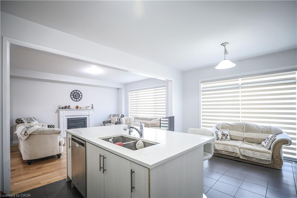 125 Silverwood Crescent, Woodstock, ON - Indoor Photo Showing Kitchen With Double Sink