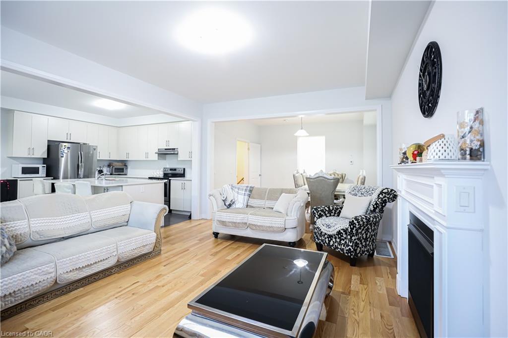 125 Silverwood Crescent, Woodstock, ON - Indoor Photo Showing Living Room