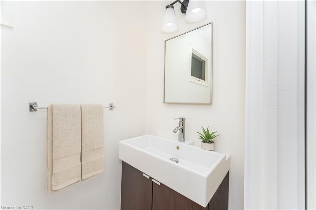 21 Horning Drive, Hamilton, ON - Indoor Photo Showing Bathroom