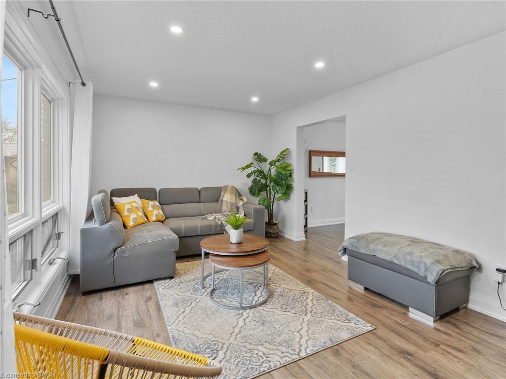102 Dundee Drive, Caledonia, ON - Indoor Photo Showing Living Room