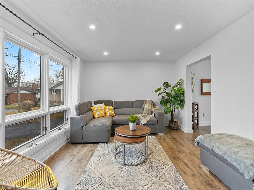 102 Dundee Drive, Caledonia, ON - Indoor Photo Showing Living Room