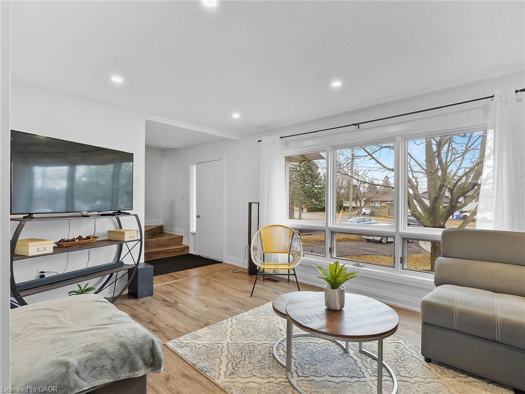 102 Dundee Drive, Caledonia, ON - Indoor Photo Showing Living Room