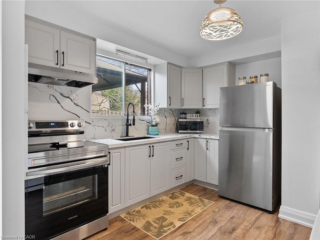 102 Dundee Drive, Caledonia, ON - Indoor Photo Showing Kitchen