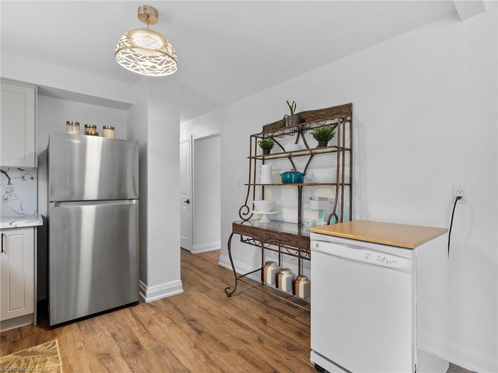 102 Dundee Drive, Caledonia, ON - Indoor Photo Showing Kitchen
