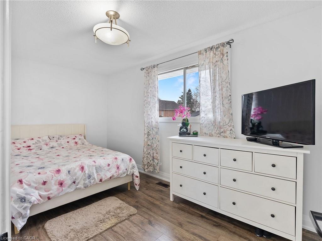 102 Dundee Drive, Caledonia, ON - Indoor Photo Showing Bedroom